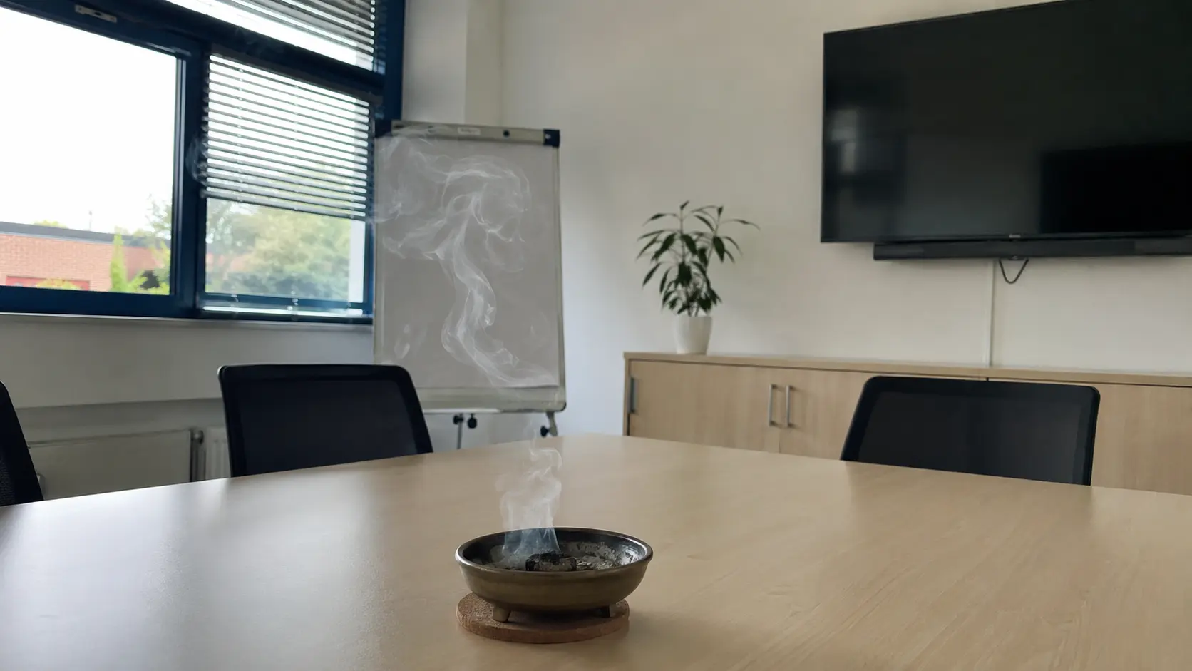 Räuchergefäß auf dem Konferenztisch bei einer energetischen Reinigung in Bamberg