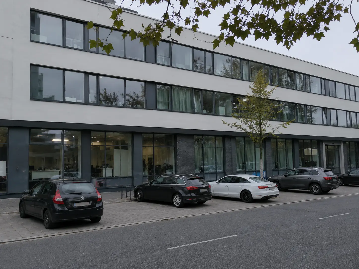 Außenansicht eines gepflegten Bürogebäudes in Bamberg