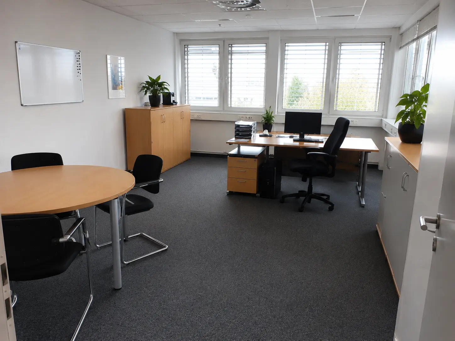 Sauber gereinigtes Einzelbüro mit Schreibtisch und Teppichboden nach der Unterhaltsreinigung in Bamberg