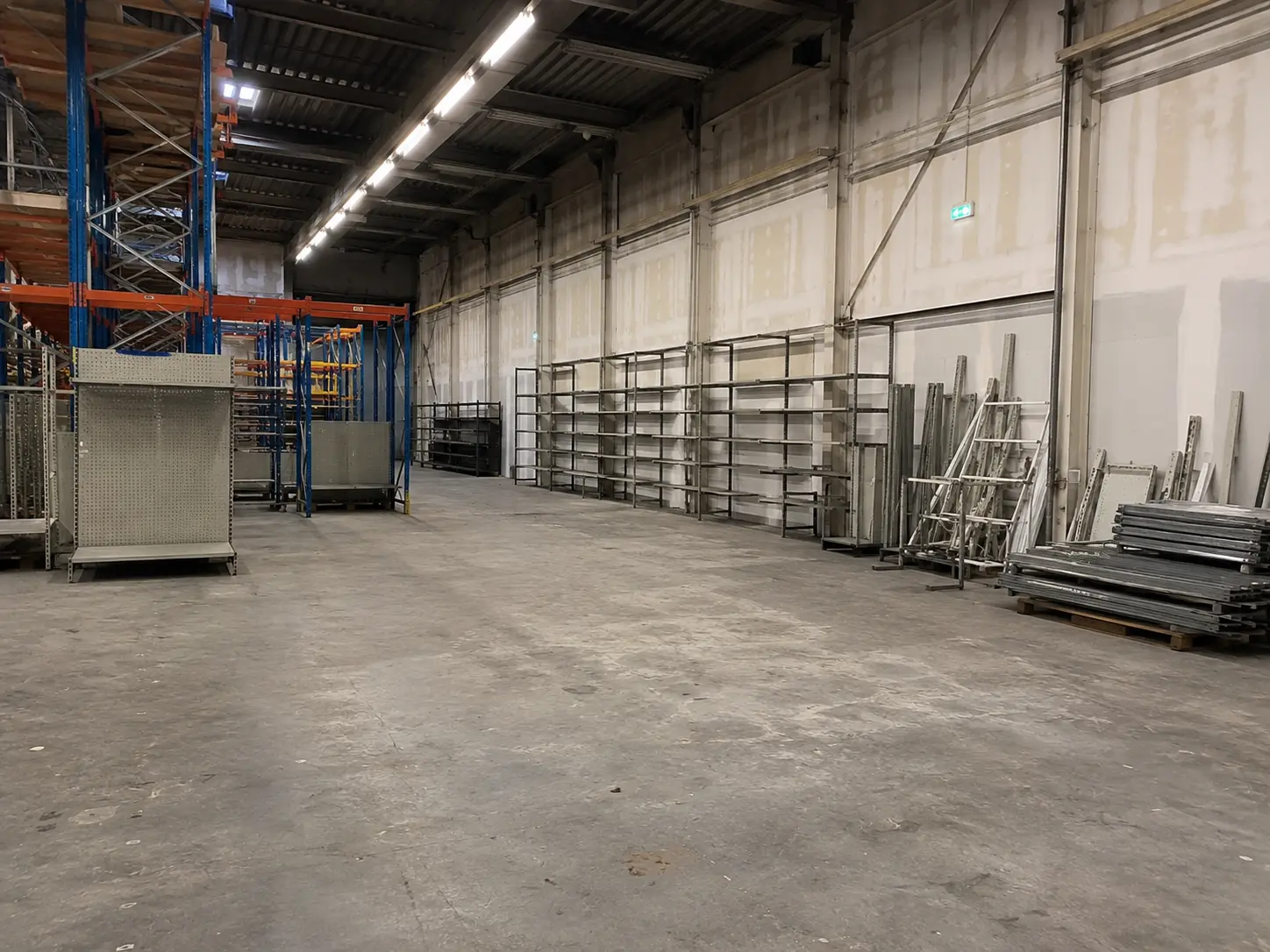 Gereinigte und freigeräumte Lagerhalle mit großer Bodenfläche in Bamberg