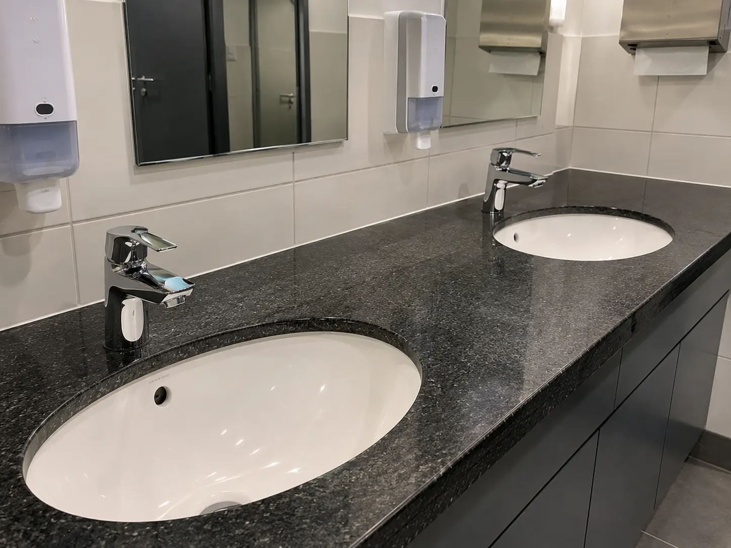 Hygienisch gereinigter Waschbereich in einer Praxis in Bamberg