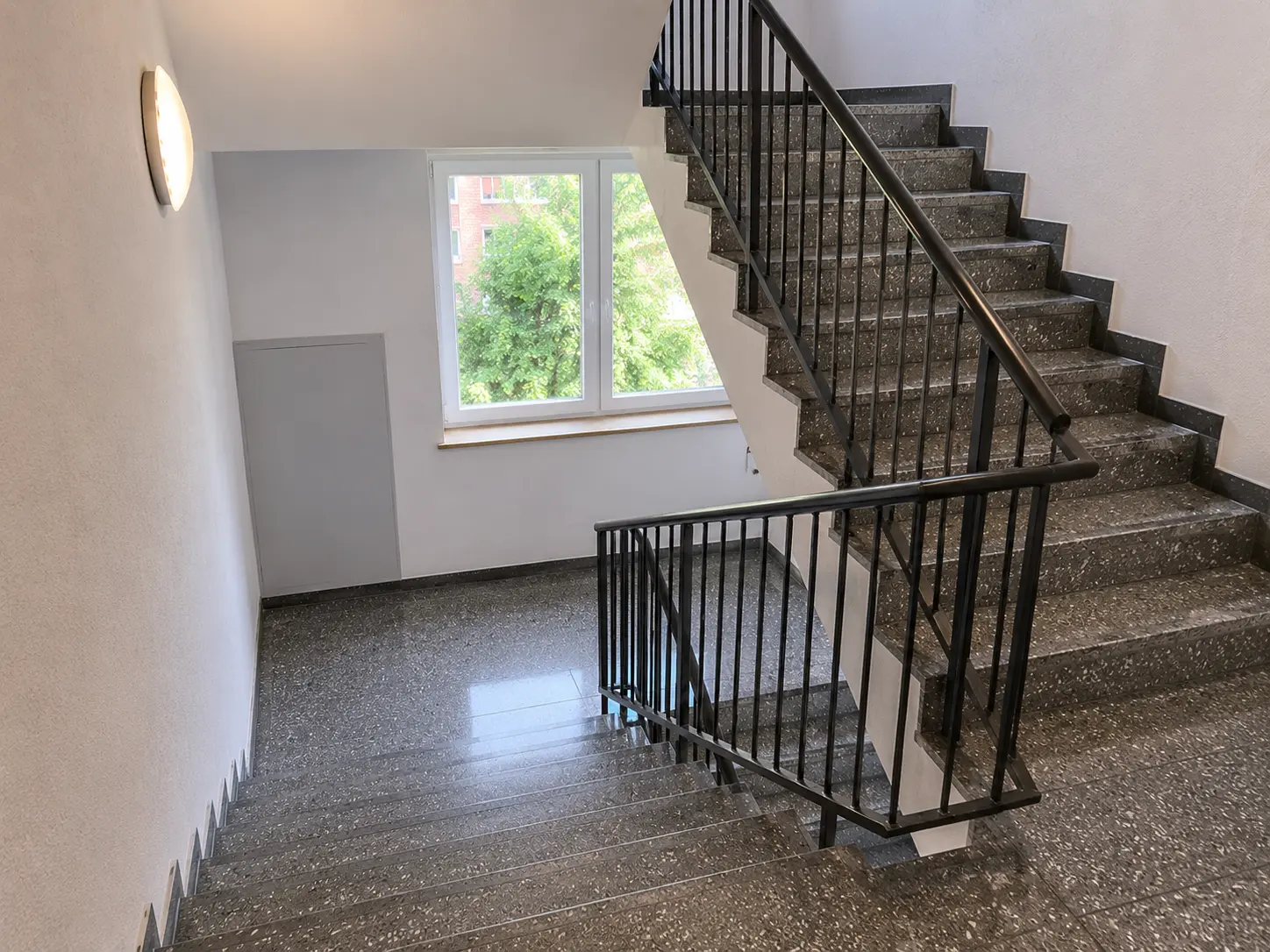 Sauberes Altbau-Treppenhaus mit Terrazzoboden in Bamberg