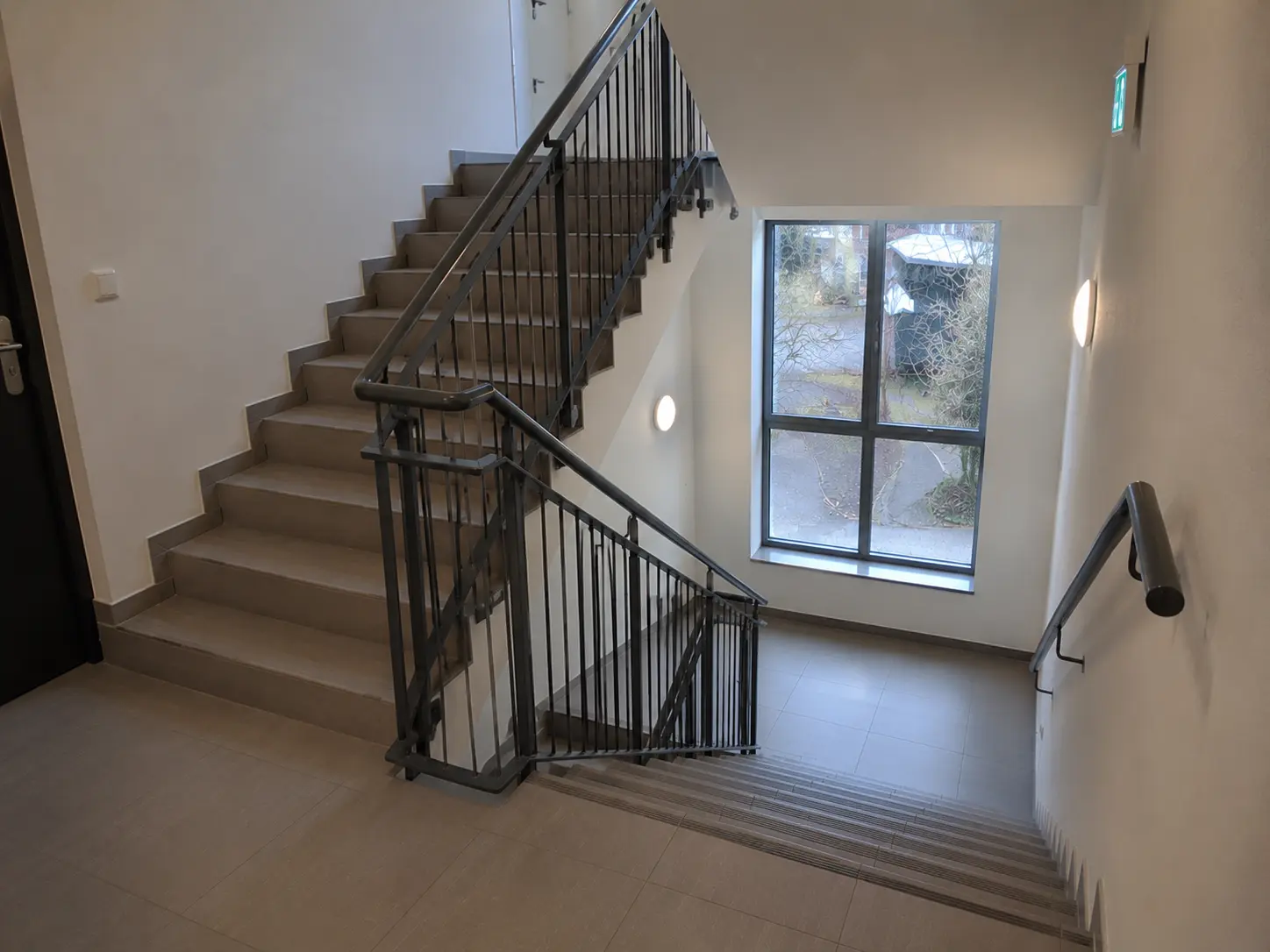 Gepflegtes Treppenhaus eines modernen Wohngebäudes in Bamberg