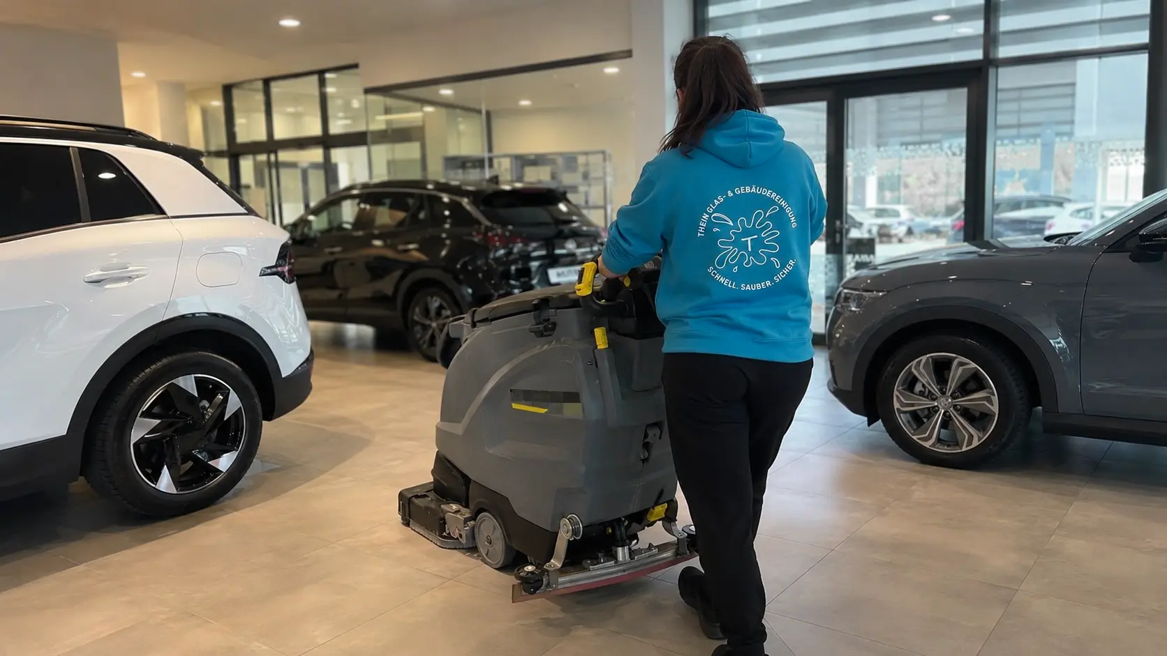 Professionelle Bodenreinigung im Kundenbereich eines Autohauses in Bamberg