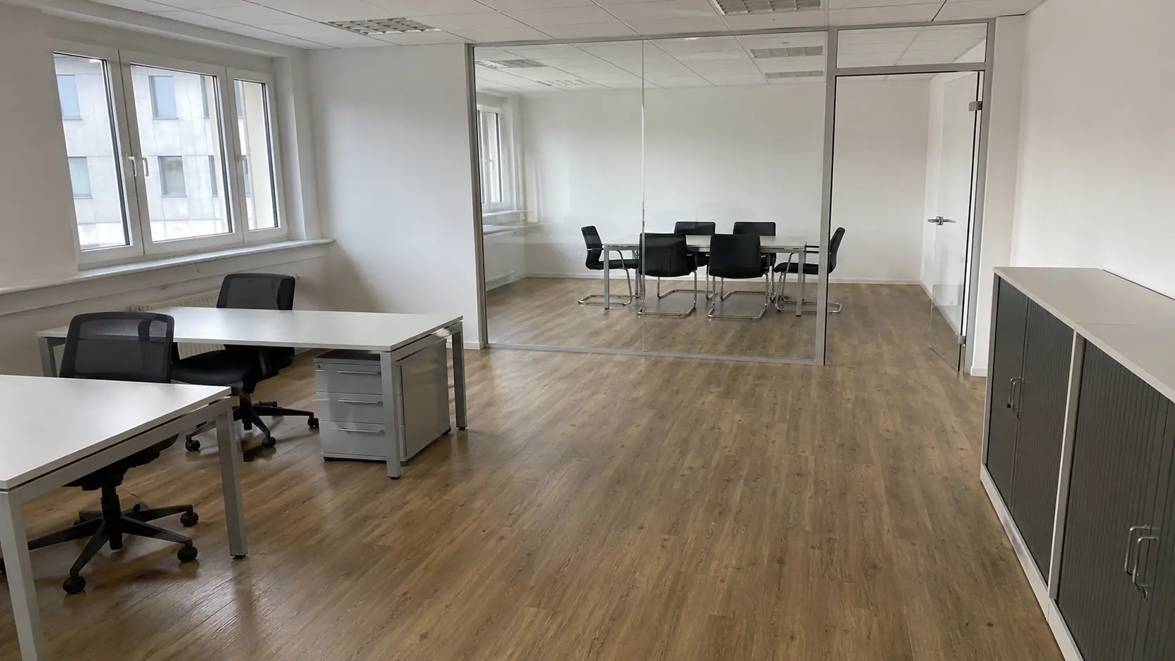 Modernes Büro mit Glastrennwand nach professioneller Büroreinigung in Bamberg