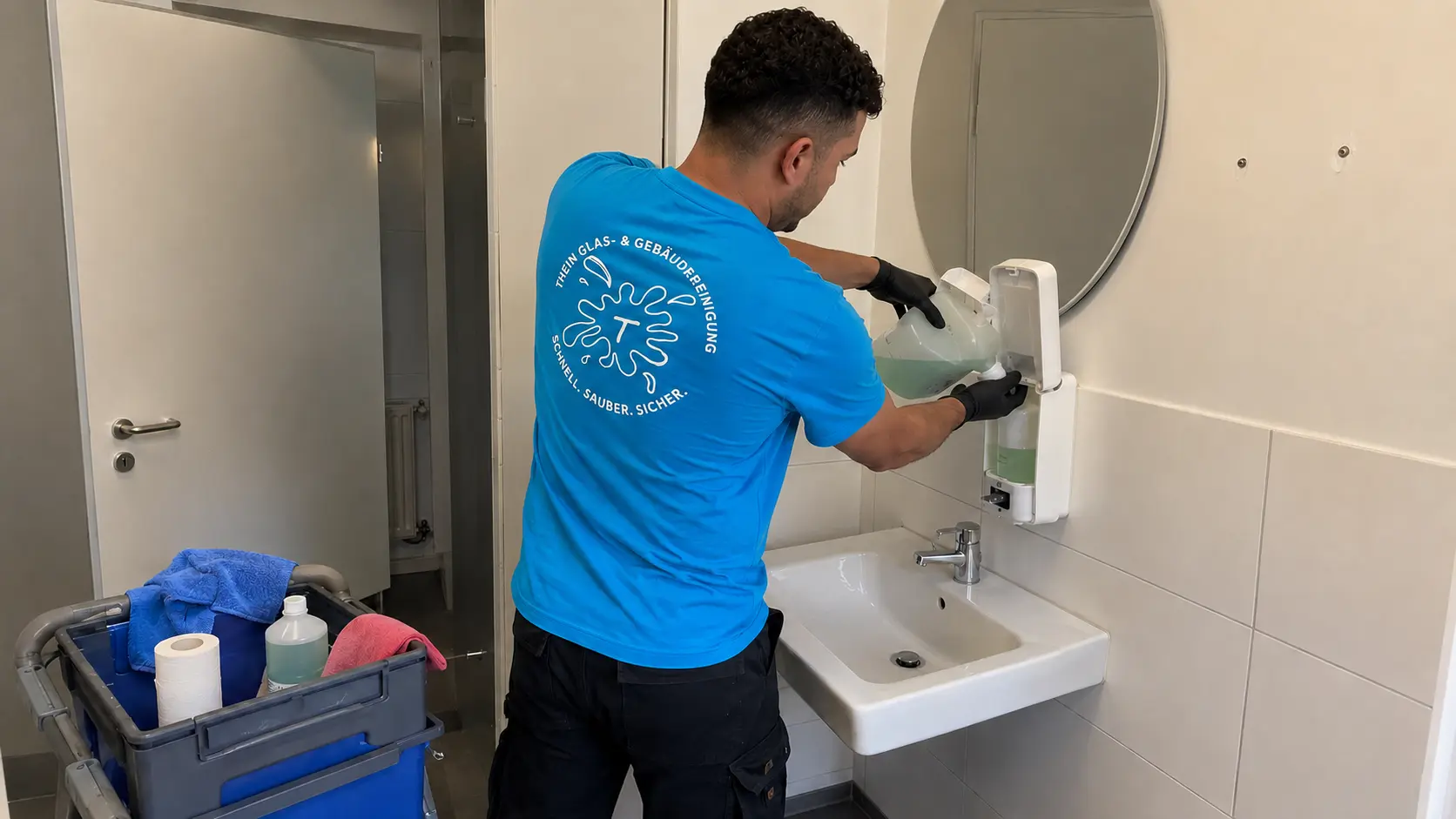 Mitarbeiter pflegt den Sanitärbereich in einem Gewerbeobjekt in Bamberg