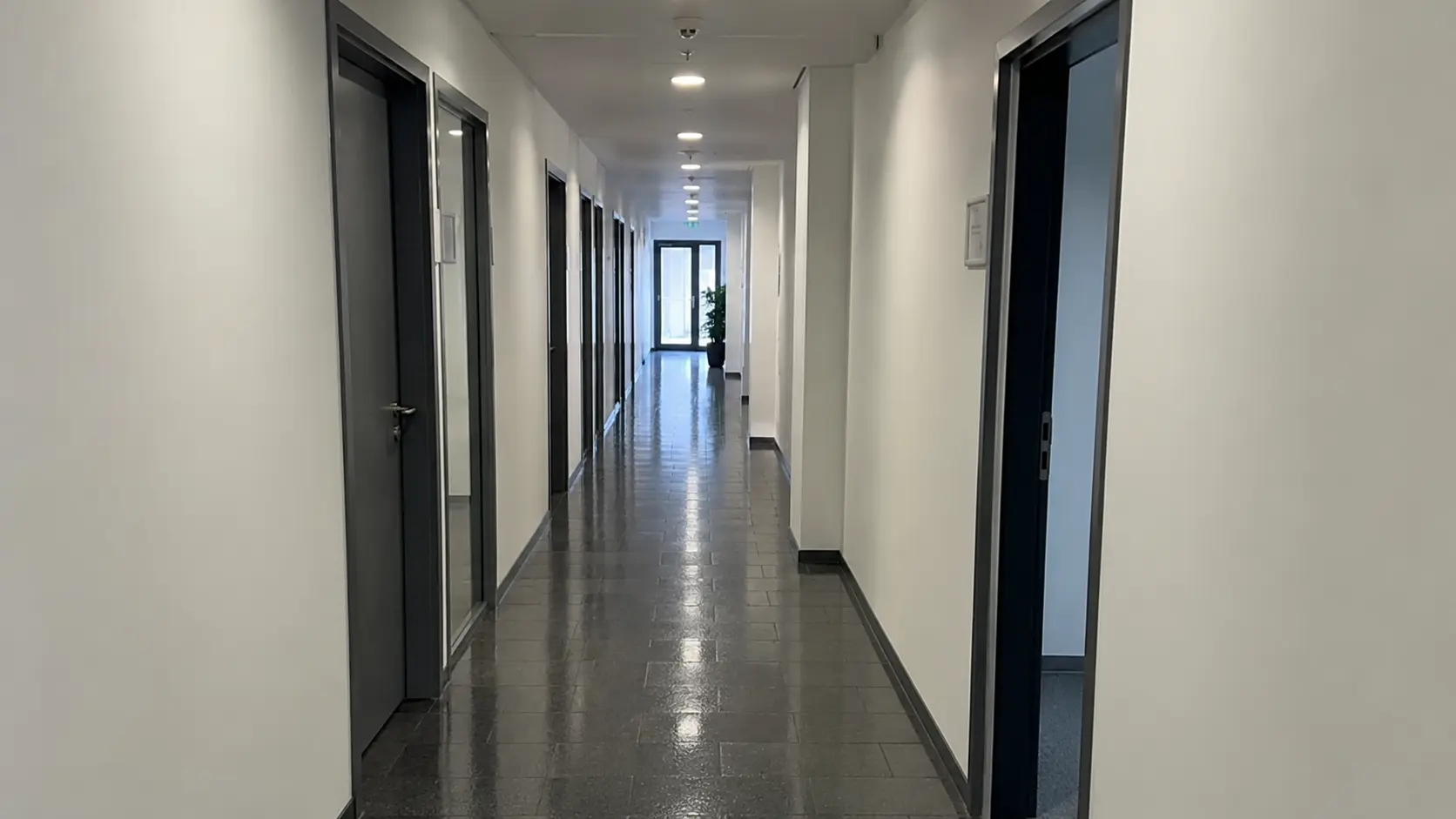 Sauberer Flur mit dunklem Fliesenboden in einem Gewerbeobjekt in Bamberg