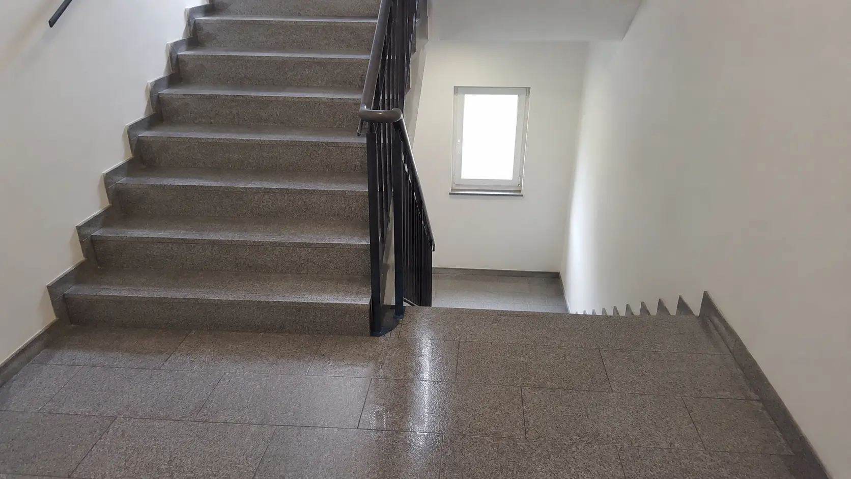 Frisch gereinigtes Treppenhaus mit glänzendem Boden in Bamberg