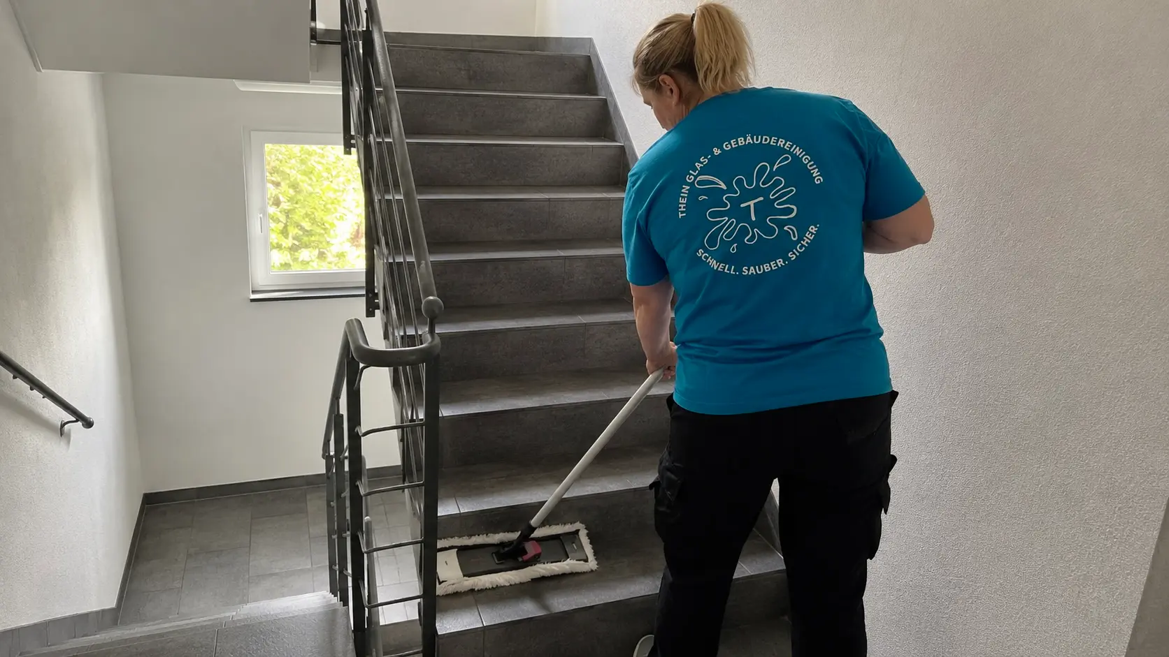 Professionelle Treppenhausreinigung in einem Gewerbeobjekt in Bamberg