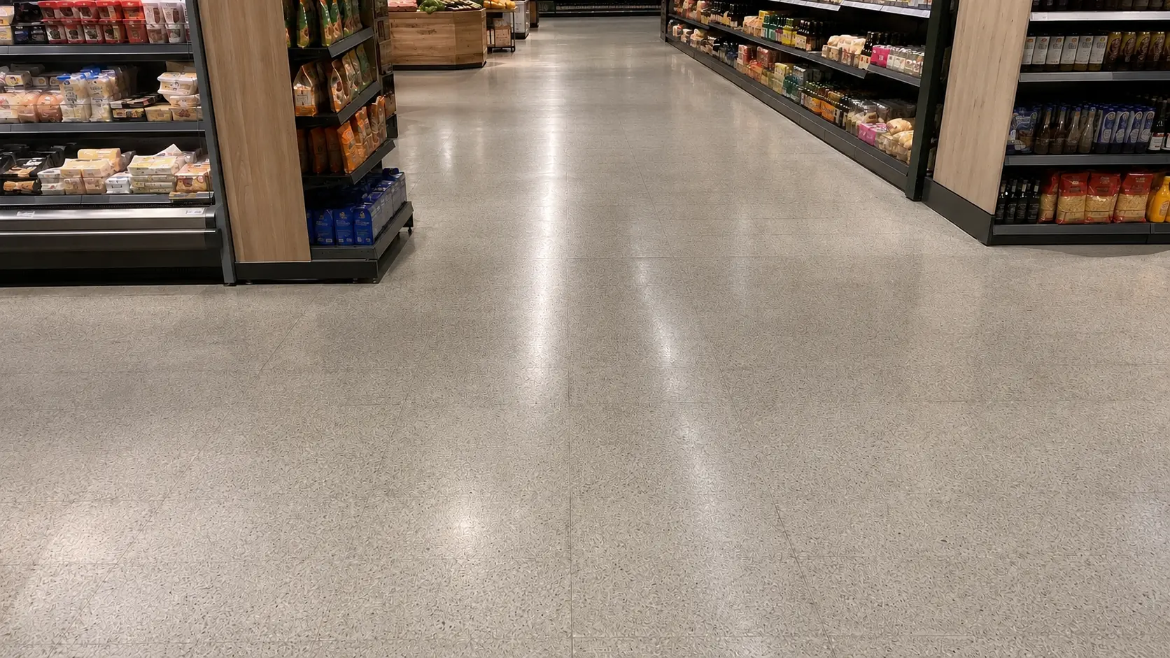Sauberer Gang auf einer Verkaufsfläche im Einzelhandel in Bamberg